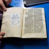 Rari e preziosi sono ad esempio gli �incunamboli� o �libri in culla�, cos� chiamati perch� rappresentano i primi libri a stampa a caratteri mobili, pubblicati nel corso del XV secolo. Tra questi un testo del 1495 che riporta gli scritti del teologo San Bernardo da Chiaravalle